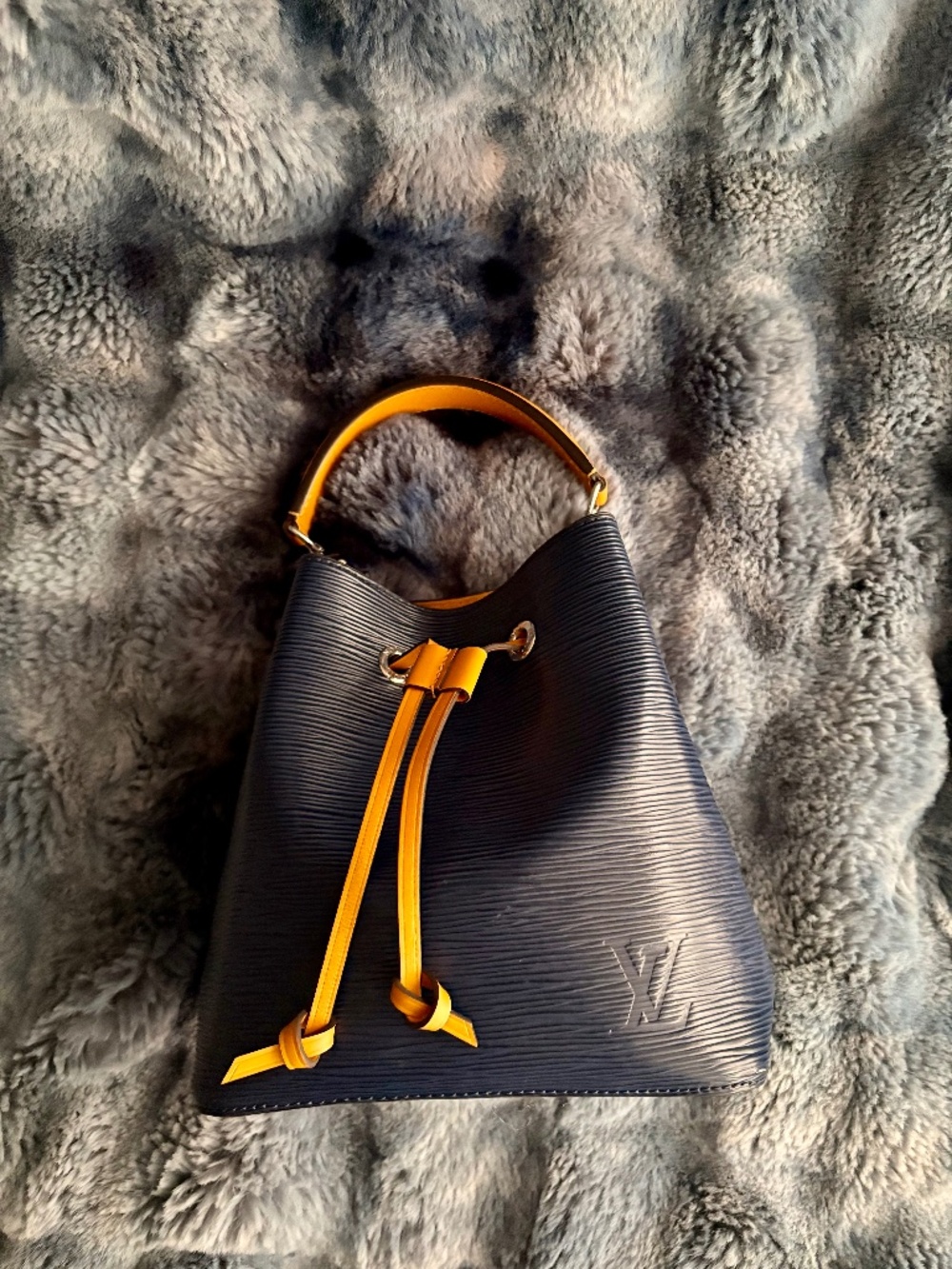 Louis Vuitton NeoNoe Epi Leather Navy/Gold – Authentic